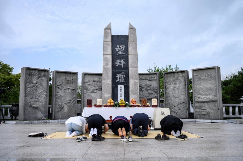 한국 경기도 파주 임진각 평화공원에서 추석을 맞아 북한에 있는 가족과 조상을 기리기 위해 마련된 차례상 앞에서 참배객들이 절하고 있다.