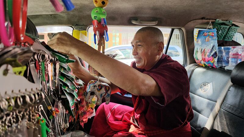ခရီးသည်များ ပျော်ရွှင်စေရန် ပစ္စည်းမျိုးစုံ အခမဲ့ပေးနေသည့် အငှားယာဉ်မောင်း ဦးဘုန်းအား ရန်ကုန်မြို့၊ သင်္ဃန်းကျွန်းမြို့နယ်တွင် ၂၀၂၃ ခုနှစ်၊ အောက်တိုဘာလ ၃ ရက်နေ့က တွေ့ရစဉ်။ (Photo: RFA)