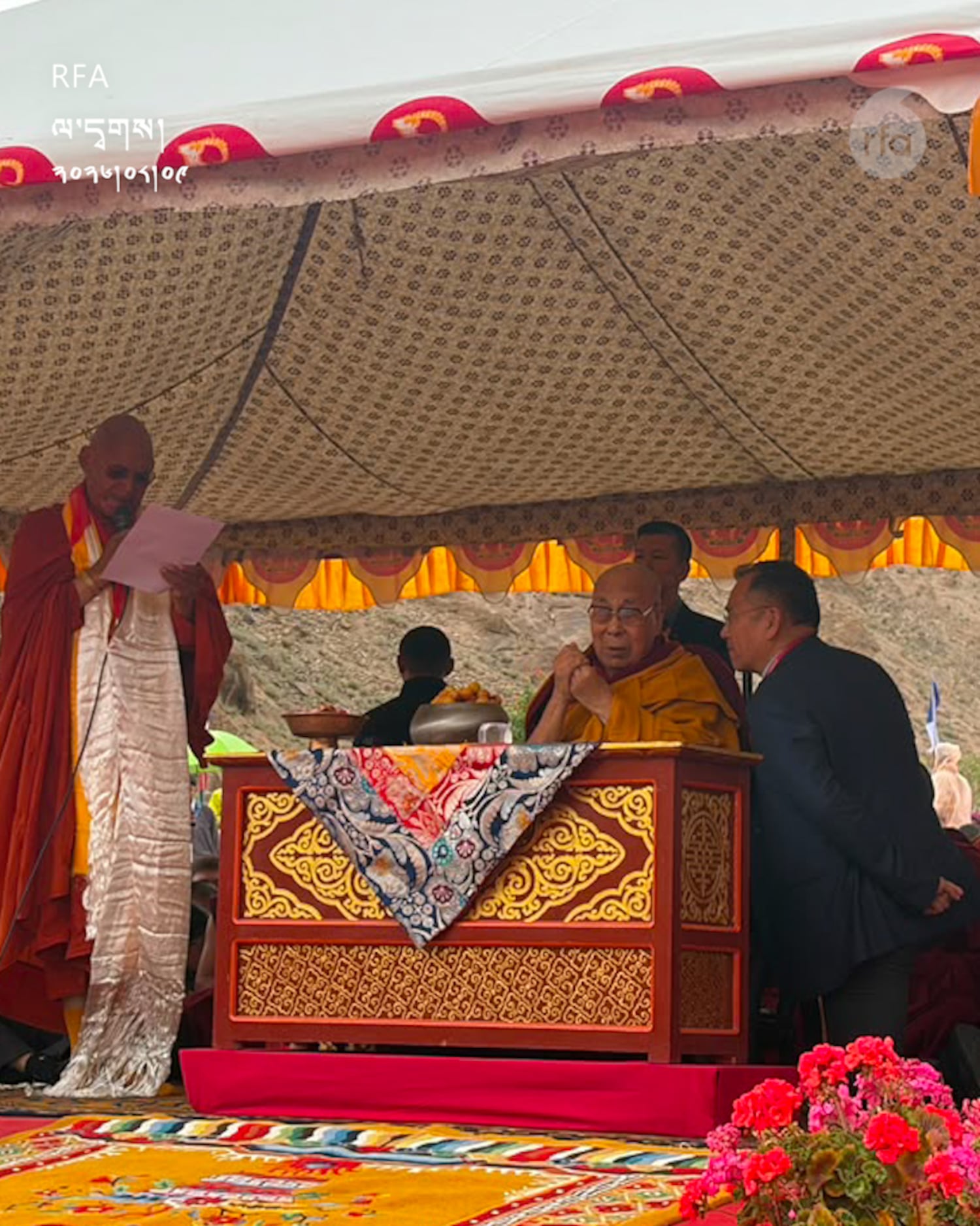 ལ་དྭགས་སུ་སངས་རྒྱས་སྟོང་སྐུ་དང་དྭང་ཞབས་པ་འདས་པོའི་དྲན་རྟེན་གྱི་མཆོད་རྟེན་ལ་རབ་གནས།