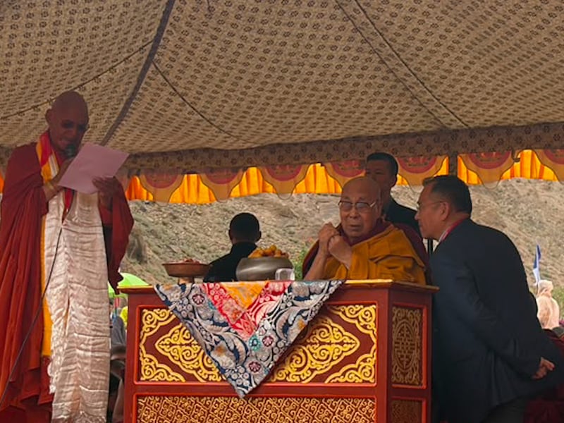 ལ་དྭགས་སུ་སངས་རྒྱས་སྟོང་སྐུ་དང་དྭང་ཞབས་པ་འདས་པོའི་དྲན་རྟེན་གྱི་མཆོད་རྟེན་ལ་རབ་གནས།