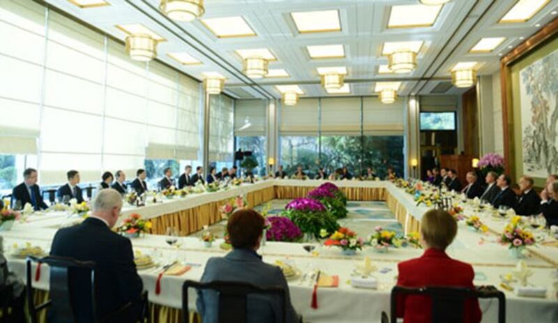 2020年12月21日，国务委员兼外长王毅在北京集体会见欧盟及27个成员国驻华使节。（中国外交部网站）