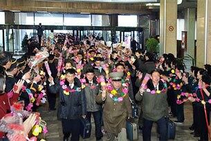 지난해 12월 21일 '조선인민군 수산 부문 열성자회의' 참가자들이 평양 고려호텔에 도착해 환영을 받고 있다. 
