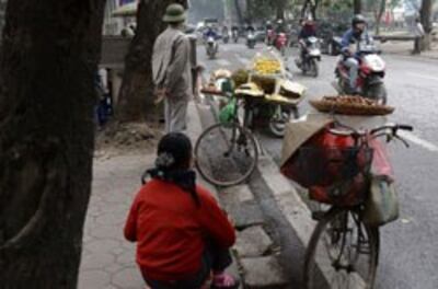 Người dân buôn bán dạo trên đường phố Hà Nội, ảnh chụp hôm 28/12/2012. AFP photo 