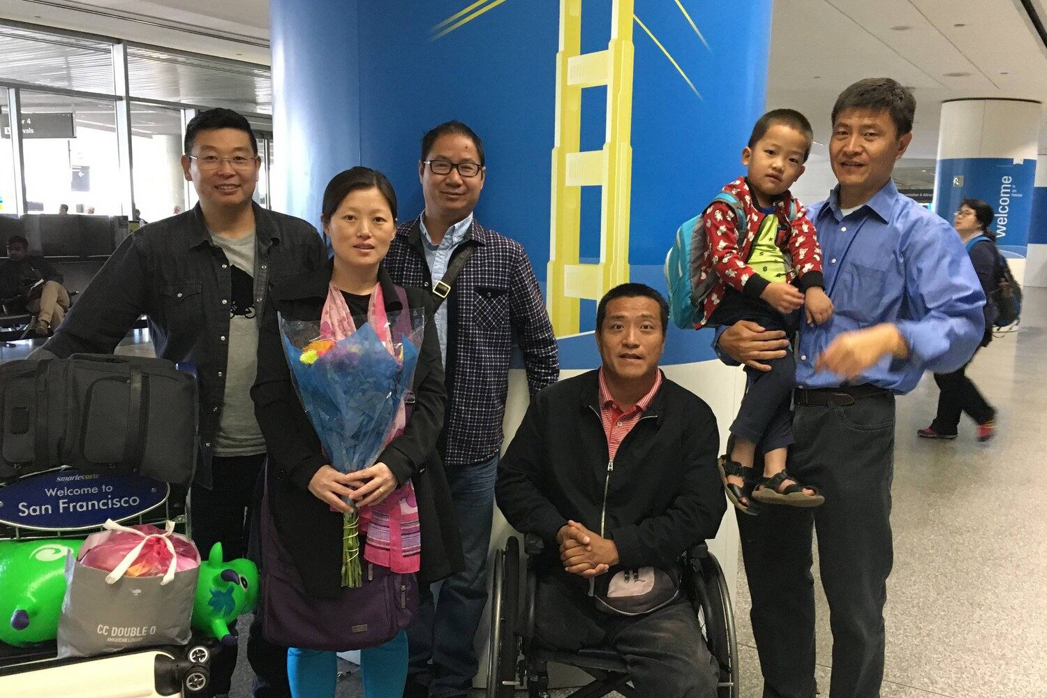 刘晓冬母子到达旧金山。左起:杨建利、刘晓冬、赵昕、方政、周锋锁抱着刘晓冬的儿子。(杨建利提供)