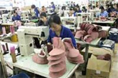 Shoe-worker-250.jpg