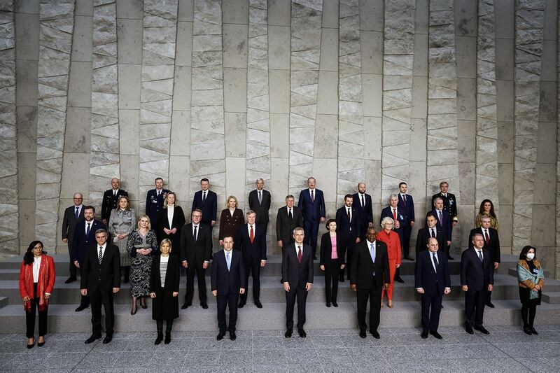 2022 年 2 月 16 日，北大西洋公约组织（NATO）举行国防部长会议第一天，北约秘书长斯托尔滕贝格（中）与北约国防部长合影留念。 （法新社）