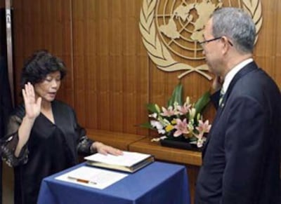Tiến sĩ Noeleen Heyzer đang tuyên thệ tại LHQ. Courtesy UNESCAP.org