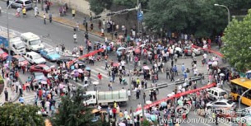 图片：青岛下岗工人堵路抗议。（中国茉莉花革命网站）