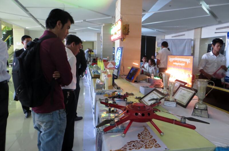 យុវជន​ស្វែងយល់​ពី​ការ​ផ្សព្វផ្សាយ​ស្ដីពី​ការ​អប់រំ បណ្តុះបណ្តាល និង​វិជ្ជាជីវៈ និង​អាហារូបករណ៍​ដល់​យុវជន នៅ​មជ្ឈមណ្ឌល​សន្និបាត​កោះ​ពេជ្រ កាល​ពី​ព្រឹក​ថ្ងៃ​ទី​២៦ ខែ​កញ្ញា ឆ្នាំ​២០១៥។ 