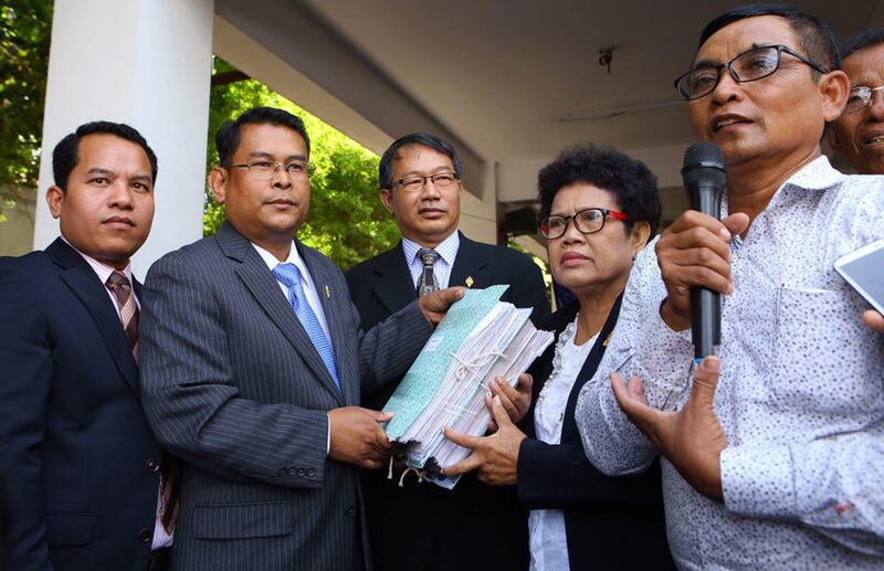 មន្ត្រី​គណបក្ស​សង្គ្រោះ​ជាតិ ទទួល​ញត្តិ​មាន​ស្នាម​មេដៃ​ពី​ពលរដ្ឋ​ដើម្បី​យក​ទៅ​ថ្វាយ​ព្រះមហាក្សត្រ នា​ទីស្នាក់ការ​កណ្ដាល​បក្ស ក្នុង​សង្កាត់​ចាក់អង្រែលើ កាល​ពី​ថ្ងៃ​ទី​៣០ ខែ​ឧសភា ឆ្នាំ​២០១៦។