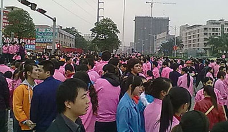 深圳華彩印刷廠三千工人上周五（12月7日）晚上罷工堵路，抗議公司對員工太過嚴苛。（相片由現場人士提供）