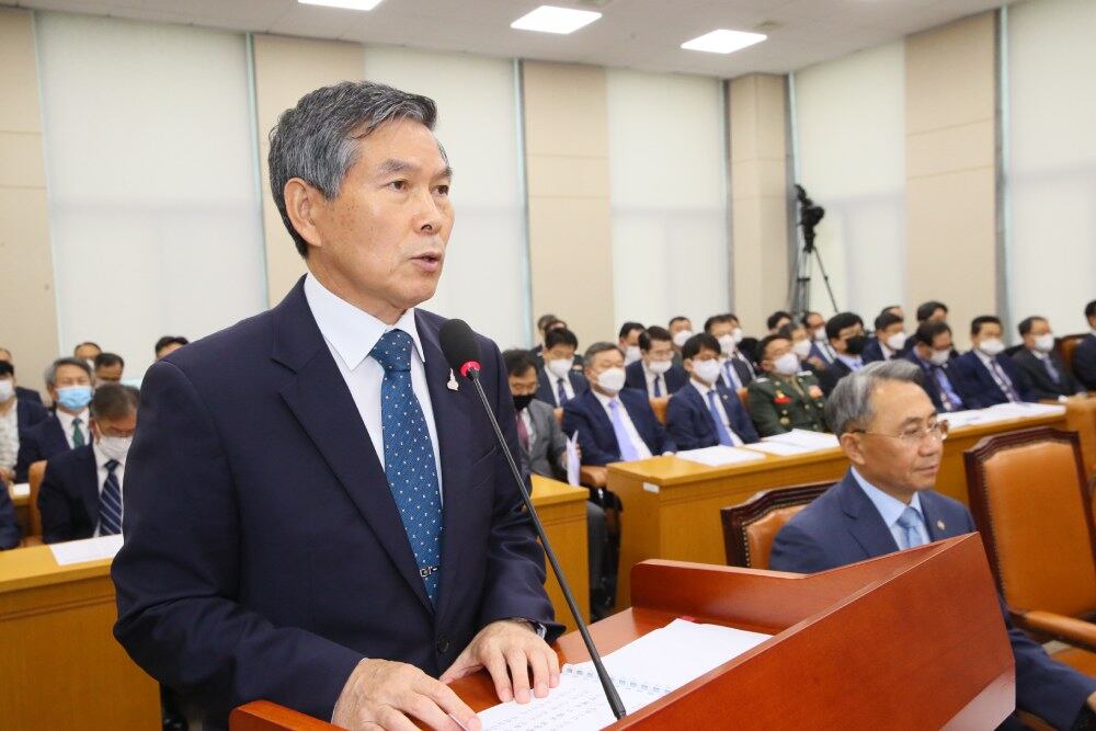 정경두 국방부 장관이 28일 국회 국방위원회 전체회의에서 업무보고 하고 있다. 