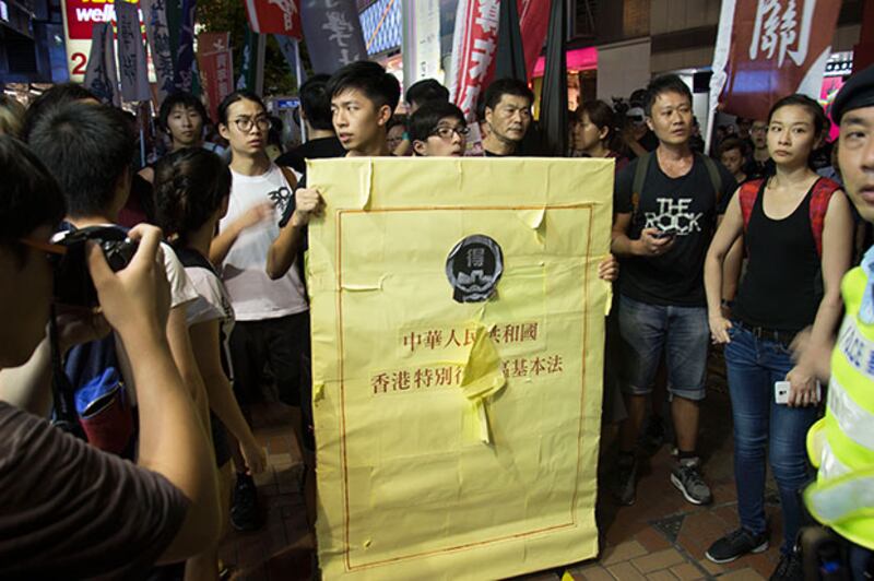 2015年6月4日，示威者帶同巨型基本法模型，前往中聯辦。(粵語組記者殷可靜攝)