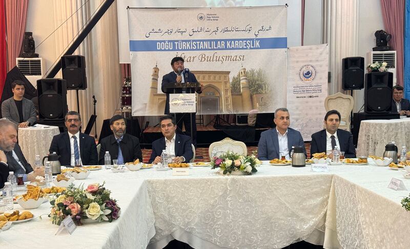 ئىستانبۇلنىڭ كۈچۈكچەكمەجە سەفاكۆي رايونىغا جايلاشقان ئوسمانلى مەرىكە زالىدا ئۆتكۈزۈلگەن «شەرقىي تۈركىستانلىقلار قېرىنداشلىق ئىپتار پائالىيىتى» دىن كۆرۈنۈش. 2024-يىلى 23-مارت، تۈركىيە.