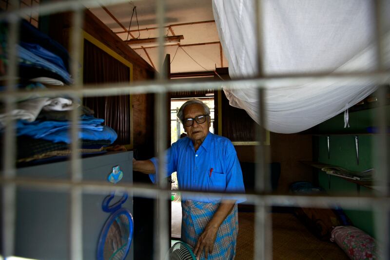 2013-04-11T120000Z_1421264791_GM1E94B12FO01_RTRMADP_3_MYANMAR-SHIRT.JPG