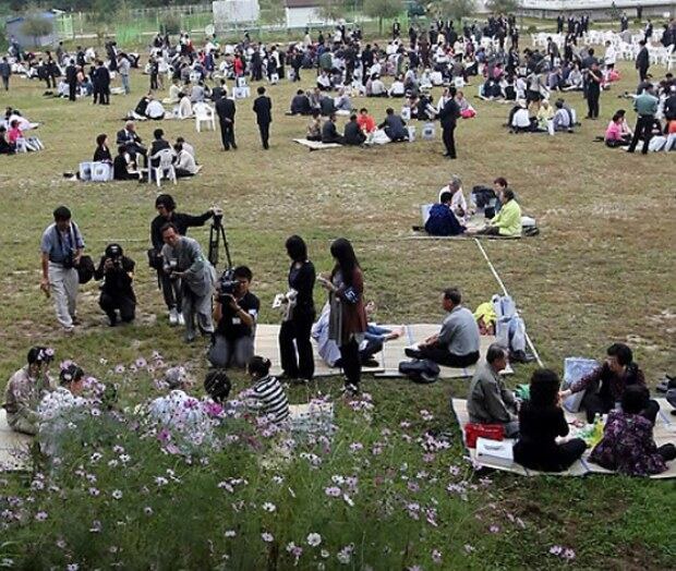 2009년 9월 2차 추석 이산가족 상봉 둘째 날인 30일 외금강호텔 앞뜰에서 야외상봉이 열리고 있다.