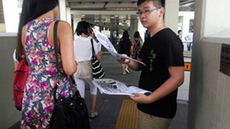 2015年6月3日，學聯成員於又一城派發1989年的報紙。(學聯提供)