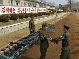사진은 노농적위군이 총을 지급받는 모습.