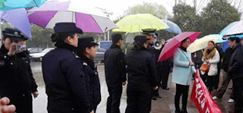 2015年3月17日,宿豫中學教師到市政府維權時,警方到場驅散,警方更與老師爭奪橫額。(教師攝)
