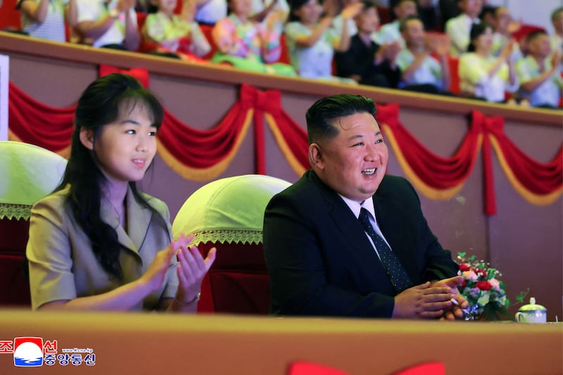2026년 8월 16일 김정은 북한 국무위원장과 그의 딸 김주애가 조국 해방(광복) 81주년을 맞아 열린 교예 공연과 수영∙다이빙 경기를 관람하고 있다. 북한 관영 조선중앙통신이 8월 17일에 공개한 사진.