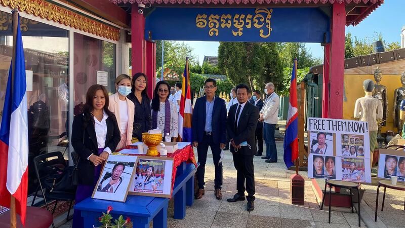 លោក សម រង្ស៊ី អនុ​ប្រធាន​គណបក្ស​សង្គ្រោះ​ជាតិ និង​ពលរដ្ឋ​ខ្មែរ​នៅ​ក្រុង​ប៉ារីស​ប្រទេស​បារាំង​​ប្រមូល​ផ្ដុំ​គ្នា​នៅ​វត្ត​ធម្មរង្សី ក្រុង​ប៉ារីស នៅ​ថ្ងៃ​ទី​១៣ ខែកញ្ញា ឆ្នាំ២០២០ ទាមទារ​រដ្ឋាភិបាល​ភ្នំពេញ​ឱ្យ​ដោះលែង​លោក រ៉ុង ឈុន សកម្មជន​បរិស្ថាន យុវជន​ខ្មែរ​ថាវរៈ។