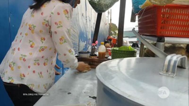 Một xe hủ tíu vỉa hè. 