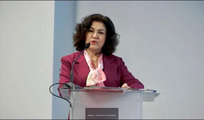 «تەمىنلەش زەنجىرىدىكى پاكىزە ئېنېرگىيە ۋە مەجبۇرىي ئەمگەككە قارىتا دۆلەتلەرنىڭ ئىنكاسى» تېمىسىدىكى يىغىندا «ئۇيغۇر ھەرىكىتى» تەشكىلاتىنىڭ رەئىسى روشەن ئابباس خانىم دوكلات بەرمەكتە. 2024-يىلى 15-فېۋرال، بىريۇسسېل، بېلگىيە.