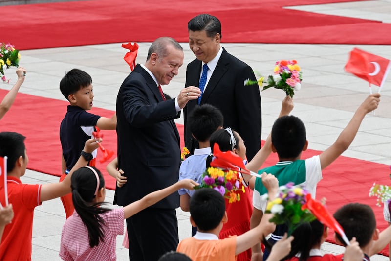 Turkish President Recep Tayyip Erdoğan (L) is greeted by a group of children with Chinese President Xi Jinping during a welcoming ceremony in Beijing, China, July 2, 2019.