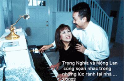 Nhạc sĩ Trọng Nghĩa và nghệ sĩ Mộng Lan cùng soạn nhạc trong những lúc rảnh tại nhà. Hình chụp năm 2002. Photo courtesy of www.trongnghiamonglan.com.