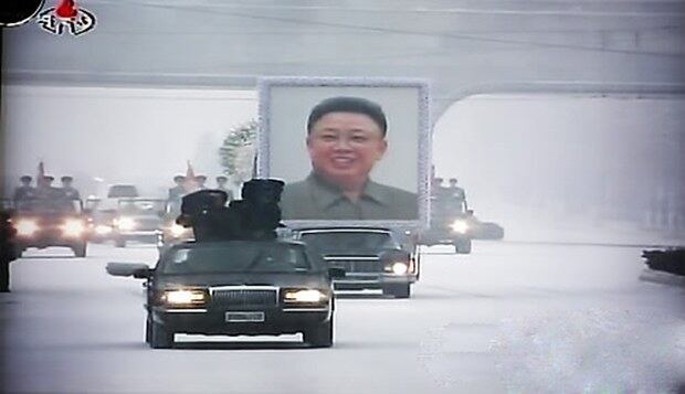 김정일 국방위원장의 대형 영정을 선두로 한 운구행렬이 평양 금수산 기념궁전 앞 광장을 떠나 금성거리, 비파거리 등 평양시내를 지나고 있다. 