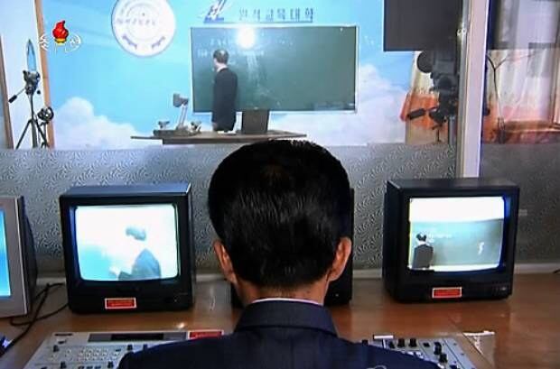 사진은 김책공대에서 인트라넷 강의를 제작하고 있는 장면.