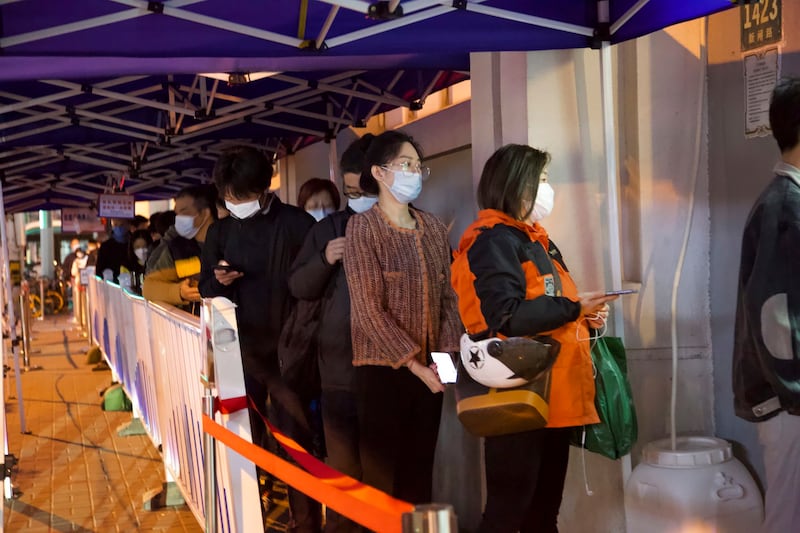 上海的民众在接受核酸检测。(美联社)
