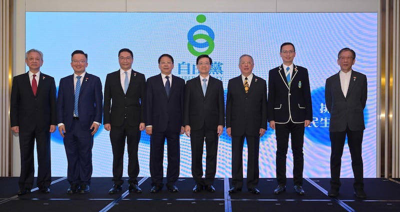 李家超及律政司副司長張國鈞、保安局局長鄧炳強等,也有出席今年5月份新界社團聯會的會慶。(政府新聞網圖片)