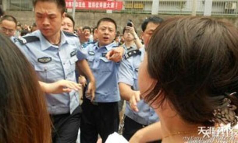 图片：重庆业主因维权与公安拉扯。（天涯社区）