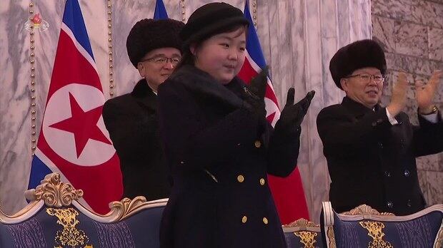 조선중앙TV는 9일 전날 밤 열린 인민군 창건일(건군절) 75주년 기념 열병식을 녹화중계했다. 사진은 열병식이 열리는 평양 김일성광장 귀빈석에 자리잡고 박수치는 김주애와, 그런 김주애를 곁눈질로 바라보는 김재룡 전 내각 총리.