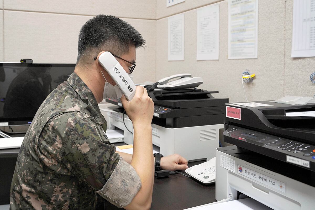 남북 간 통신연락선이 복원된 27일 오후 군 관계자가 서해지구 군 통신선을 활용해 시험통화를 하고 있다.