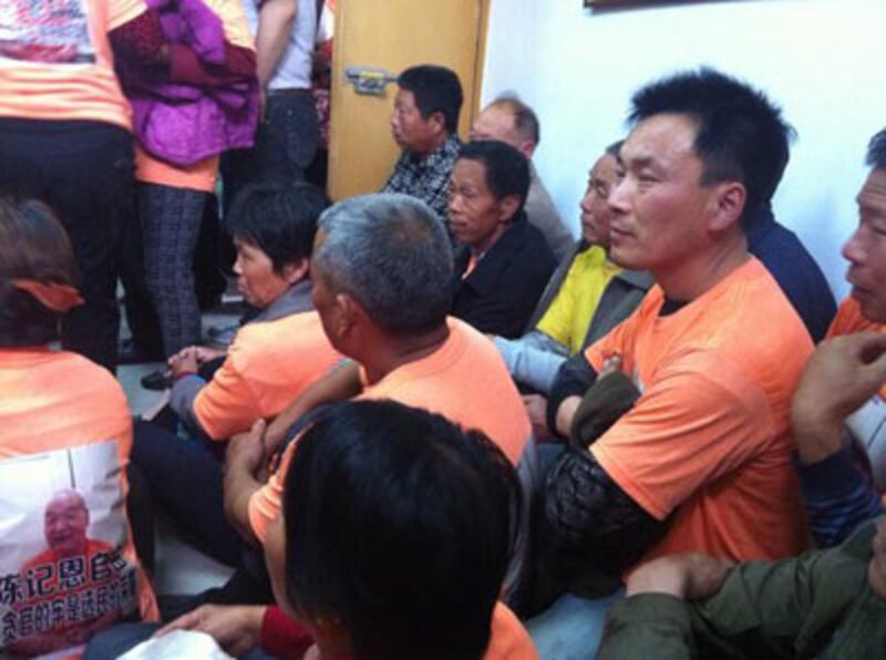由於法庭的座位不夠,不少村民便直接坐在地上。(自屠夫推特)