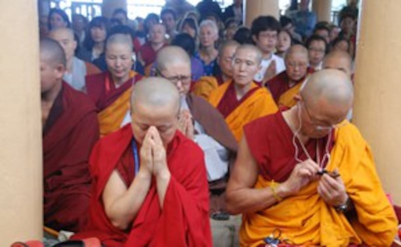 图片:东南亚僧尼在聆听达赖喇嘛传法。(记者丹珍拍摄)