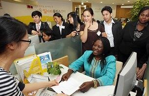 캄보디아와 나이지리아 등 개발도상국 고위공무원들이 서울 중구 태평로 프레스센터에 위치한 서울시 일자리플러스센터를 찾아 심층상담 프로그램을 체험하고 있다.