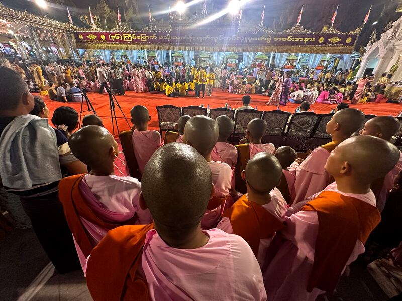 ရန်ကုန်မြို့ ရွှေတိဂုံစေတီတော်တွင် မသိုးသင်္ဃန်းကပ်လှူပူဇော်ပွဲ ကျင်းပနေသည်ကို ၂၀၂၄ ခုနှစ် နိုဝင်ဘာလ ၁၄ ရက်နေ့က တွေ့ရစဉ်။ (Photo: RFA)