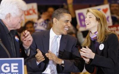 Bà Caroline Kenndy (phải) và Thượng nghị sĩ Ted Kennedy (trái), trong cuộc vận động tranh cử Tổng thống cho ông Barack Obama.