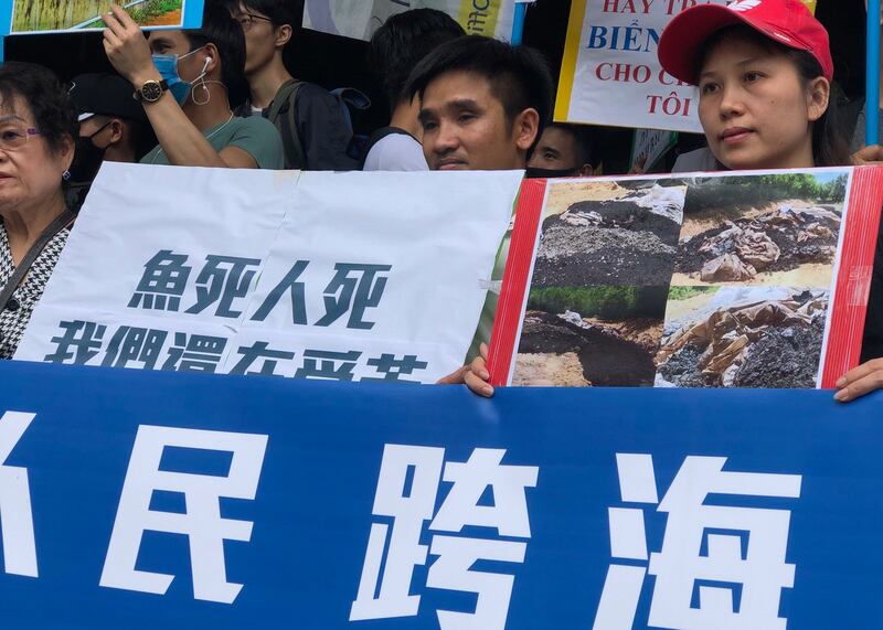 越南中部居民控诉台塑造成污染。（记者夏小华摄）