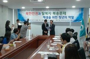 한국청년유권자연맹이 이병석 국회부의장에게 탈북자 구호를 위한 전담기구 설치방안 제안서를 전달하고 있다. 