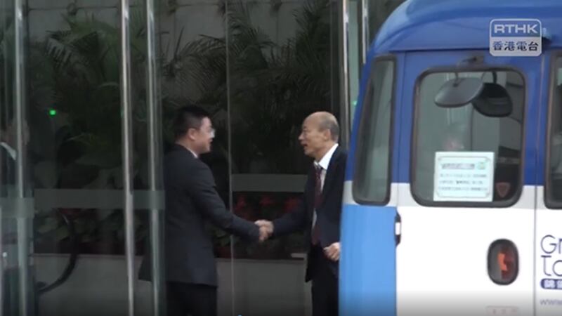 台湾高雄市长韩国瑜3月22日傍晚抵达北京驻香港的官方机构中央驻港联络办公室,中联办副主任杨建平在门口迎接。(香港电台提供)