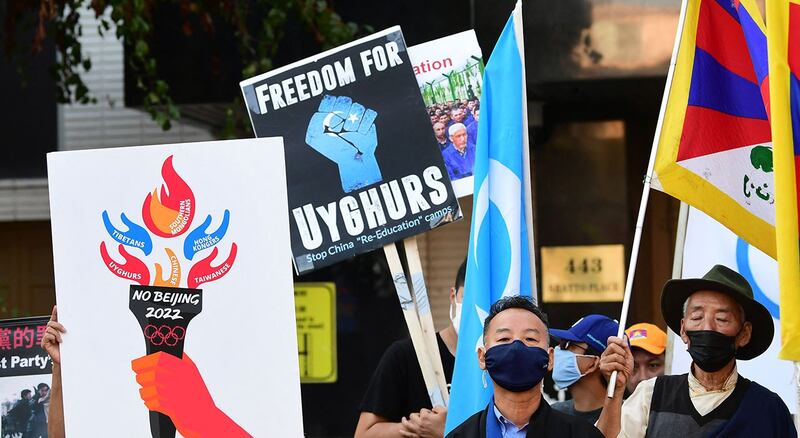 2021 年 11 月 3 日,示威者在洛杉矶的中国领事馆前集会,呼吁抵制 2022 年北京冬奥会。(法新社)