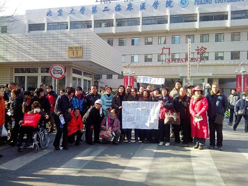 2013年12月11日，約30名在京訪民到醫院探望自殺的訪民。（相片來自權利運動）