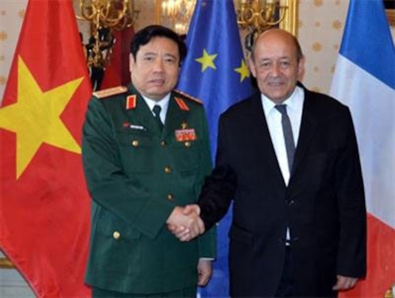 Bộ trưởng Quốc phòng Pháp Jean-Yves Le Drian (phải) và Bộ trưởng Quốc phòng Việt Nam Phùng Quang Thanh tại trụ sở Bộ Quốc phòng Pháp ở thủ đô Paris hôm 19/6/2015. Photo courtesy of Đất Việt.