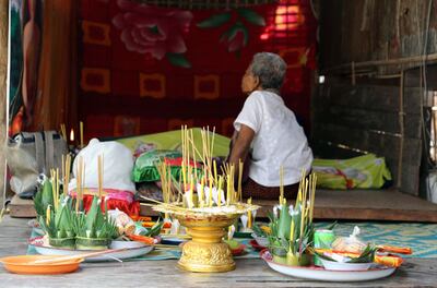 សាកសព​ស្ត្រី​អ្នក​ផ្ទុក​មេរោគ​អេដស៍​នៅ​ភូមិ​រកា ឃុំ​រកា ស្រុក​សង្កែ ខេត្ត​បាត់ដំបង ត្រូវ​ក្រុម​គ្រួសារ​តម្កល់​រៀបចំ​ធ្វើ​បុណ្យ​នៅ​ផ្ទះ នៅ​ថ្ងៃ​ទី​២៥ ខែ​កុម្ភៈ ឆ្នាំ​២០១៥។ 