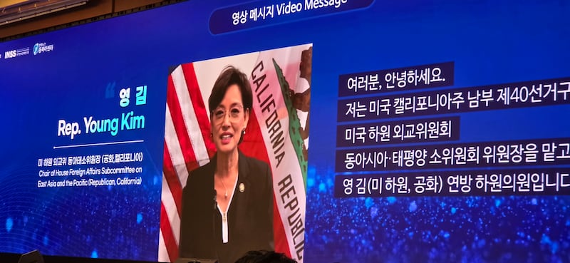 한국 연합뉴스가 26일 서울에서 개최한 '2026 한반도 심포지엄'에서 영상메시지를 전하고 있는 영 김 미 공화당 하원의원.
