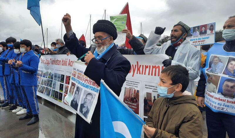 لاگېر قۇربانلىرى يېقىنلىرى تەرىپىدىن تەشكىللەنگەن «مىللەت نۆۋەتتە» پائالىيىتىنىڭ 109-كۈنىدە بارىن ئىنقىلابىنىڭ 31-يىللىقىنى خاتىرىلەش مۇناسىۋىتى بىلەن ئۆتكۈزۈلگەن ئاخبارات ئېلان قىلىش پائالىيىتى. 2021-يىلى 5-ئاپرېل، ئىستانبۇل.